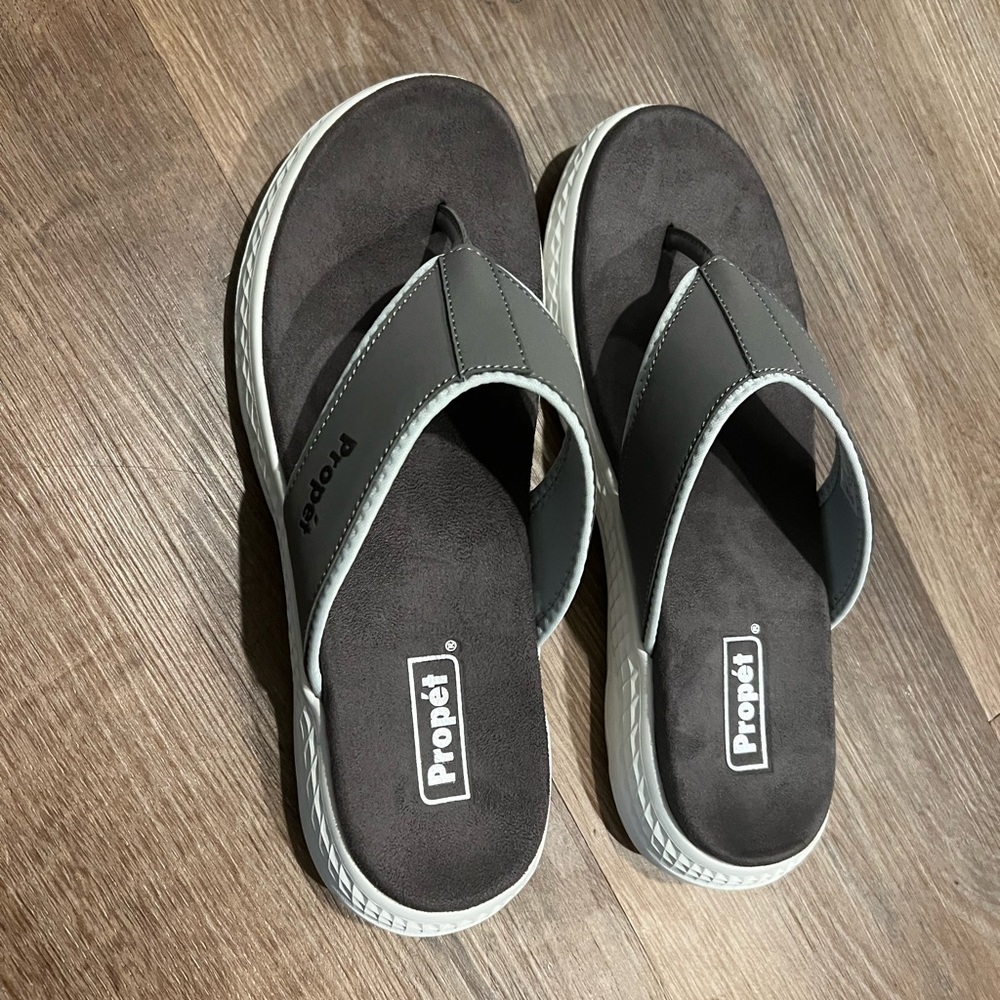 Propét Gray Flip Flop Sandals NWOT